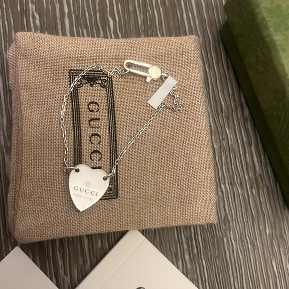 GUCCI TRADEMARK BRACELET WITH HEART PENDANT - Picture 4 of 7
